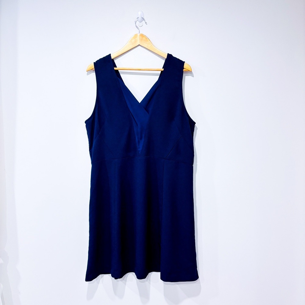 WILLOW & THREAD Navy sleeveless V-neck dress | Minimalist | Size 17